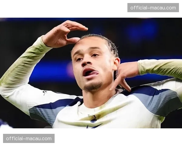 西蒙斯需克服身价带来压力 热刺教练组着手心理调整